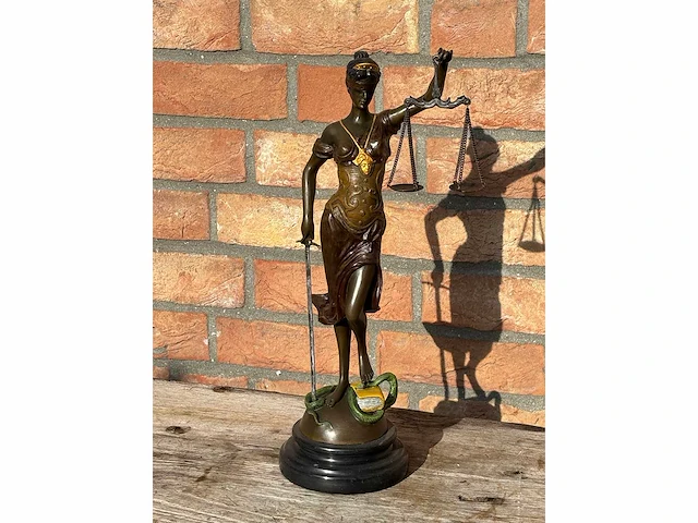 Sculptuur justicia - afbeelding 2 van  2