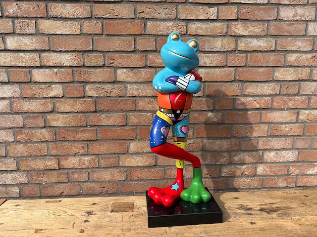Sculptuur kikker op marmervoet - afbeelding 1 van  2