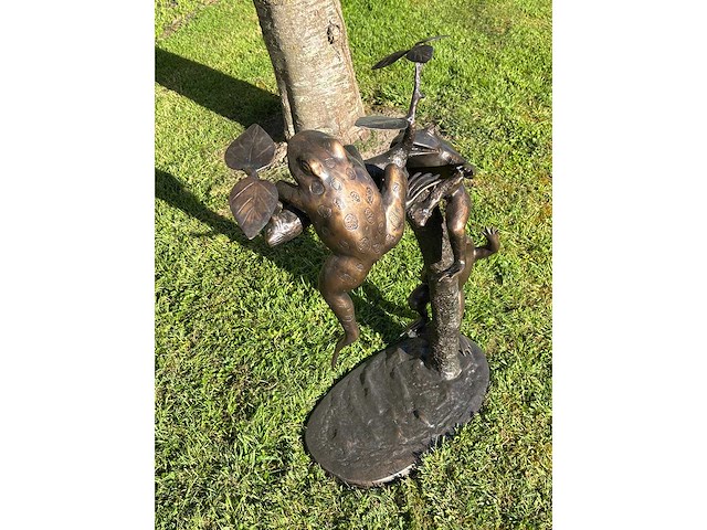 Sculptuur kikkers fontein - afbeelding 3 van  4