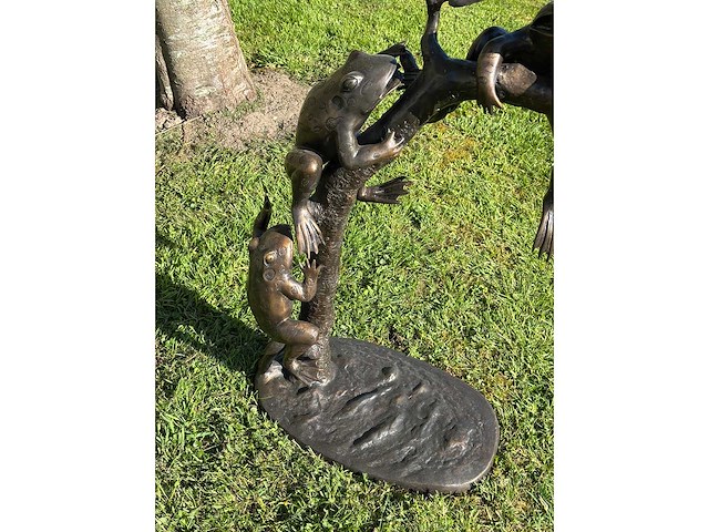 Sculptuur kikkers fontein - afbeelding 4 van  4