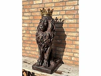 Sculptuur leeuw met kroon - afbeelding 2 van  2