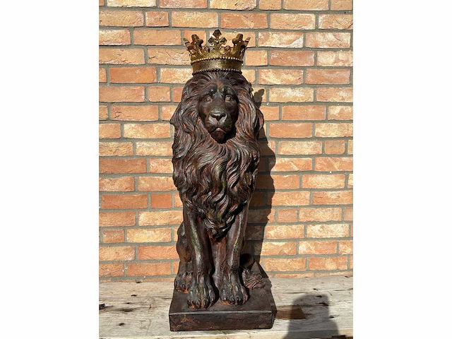 Sculptuur leeuw met kroon - afbeelding 1 van  2
