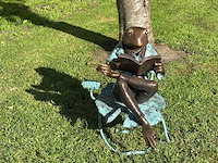 Sculptuur lezende bronzen kikker - afbeelding 1 van  5