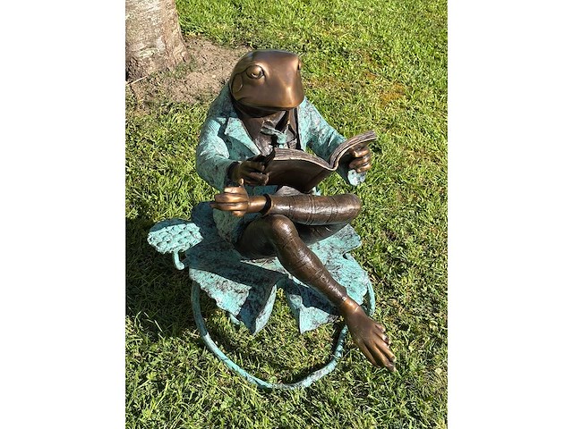 Sculptuur lezende bronzen kikker - afbeelding 2 van  5