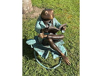 Sculptuur lezende bronzen kikker - afbeelding 2 van  5