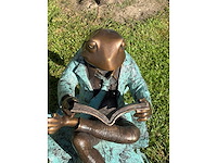Sculptuur lezende bronzen kikker - afbeelding 3 van  5