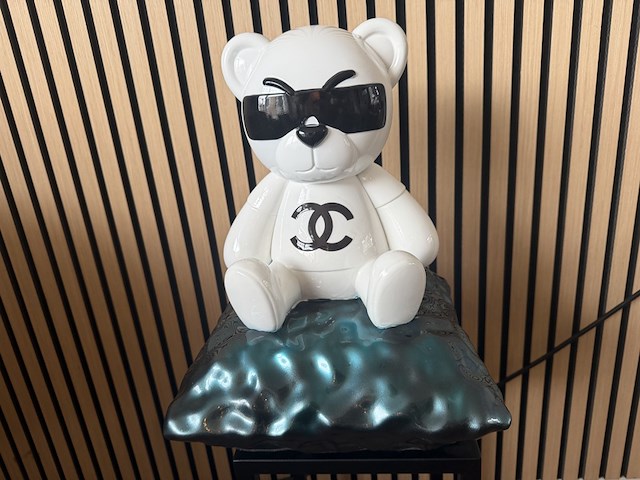 Sculptuur, lior24, chanel beer, wit groen - afbeelding 4 van  7