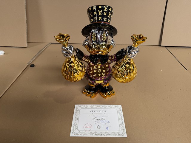Sculptuur, lior24, dagobert duck, paars goud - afbeelding 2 van  6