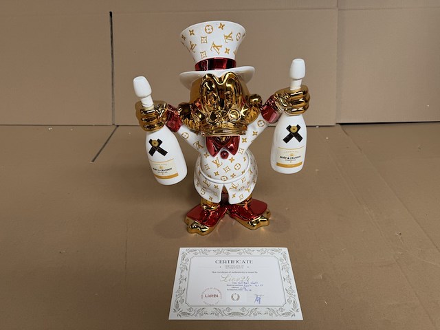 Sculptuur, lior24, dagobert duck, rood wit - afbeelding 2 van  7