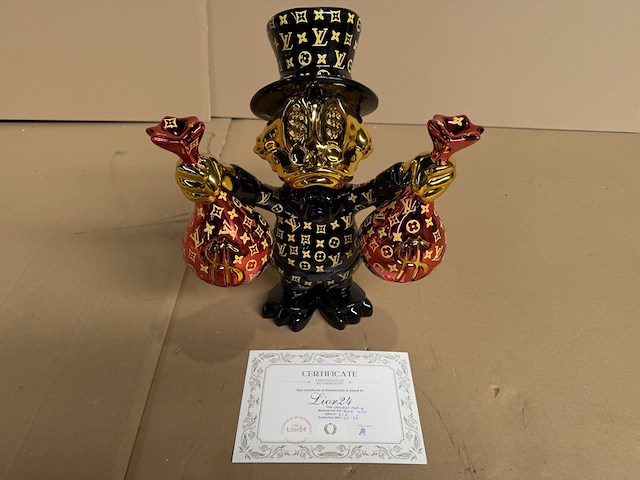 Sculptuur, lior24, dagobert duck, zwart rood - afbeelding 2 van  6