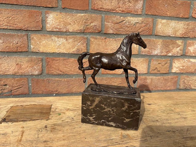 Sculptuur looppaard - afbeelding 1 van  2