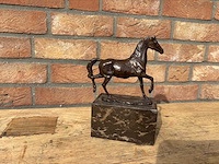 Sculptuur looppaard - afbeelding 1 van  2