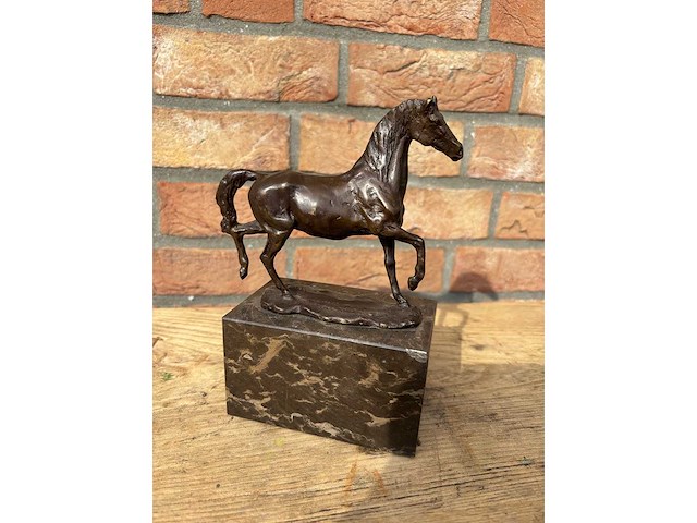 Sculptuur looppaard - afbeelding 2 van  2