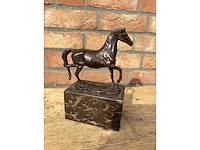 Sculptuur looppaard - afbeelding 2 van  2