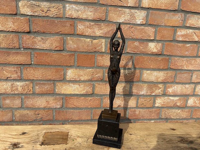 Sculptuur mata hari - afbeelding 1 van  3