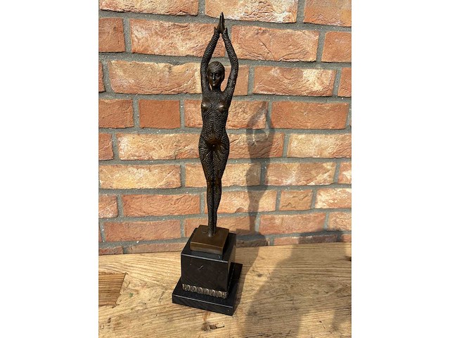 Sculptuur mata hari - afbeelding 2 van  3