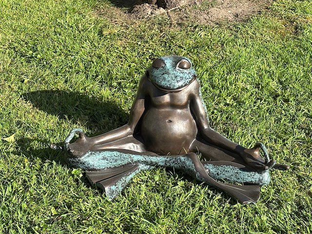 Sculptuur mediterende kikker - afbeelding 1 van  2