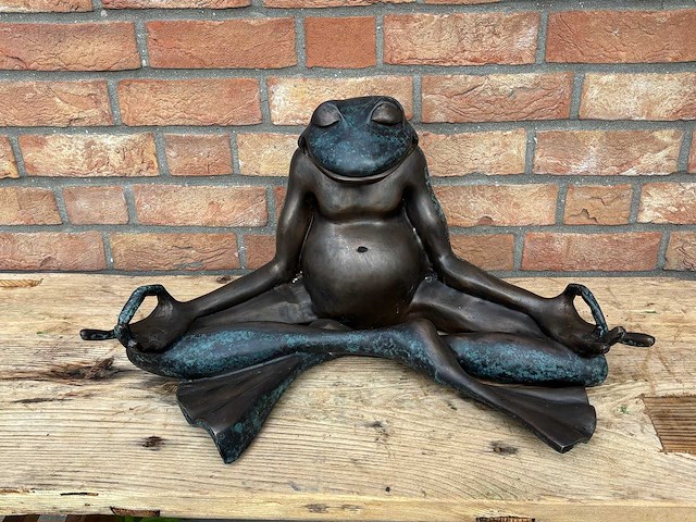 Sculptuur mediterende kikker - afbeelding 1 van  3