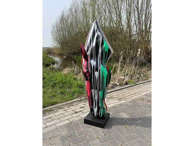 Sculptuur paardenkop 156 cm hoog - afbeelding 2 van  3