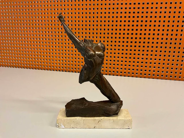 Sculptuur “pierre cerviotti- femme tendue “ - afbeelding 1 van  6