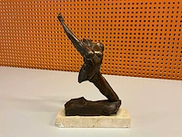 Sculptuur “pierre cerviotti- femme tendue “