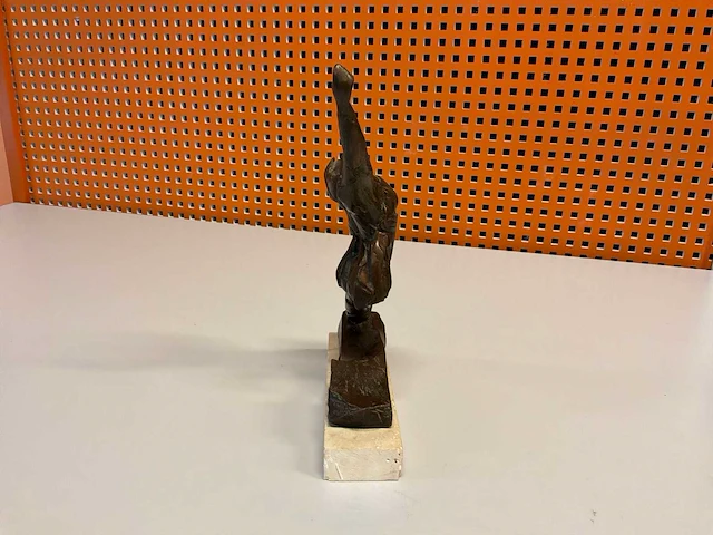 Sculptuur “pierre cerviotti- femme tendue “ - afbeelding 4 van  6