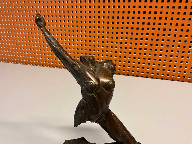 Sculptuur “pierre cerviotti- femme tendue “ - afbeelding 5 van  6