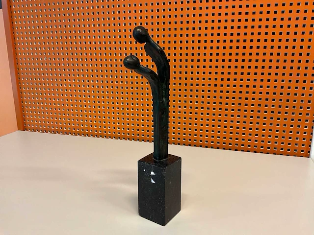 Sculptuur “sjoukje ultzen- bronsfiguur nr.42” - afbeelding 1 van  7