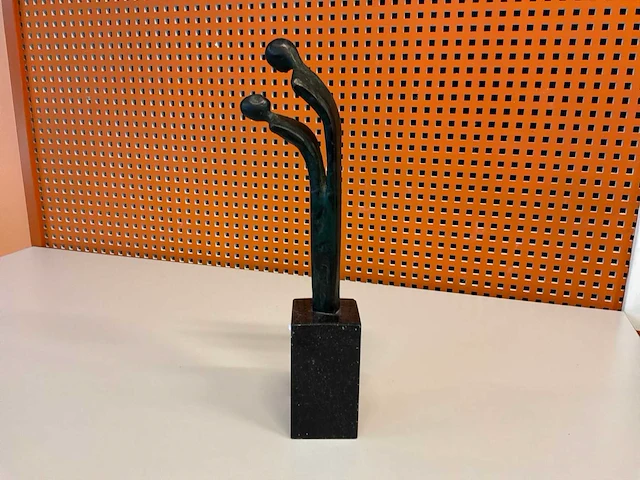 Sculptuur “sjoukje ultzen- bronsfiguur nr.42” - afbeelding 2 van  7