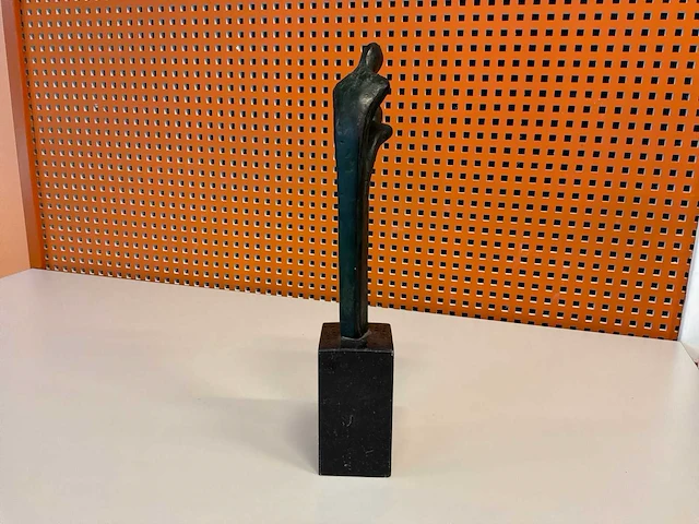 Sculptuur “sjoukje ultzen- bronsfiguur nr.42” - afbeelding 3 van  7