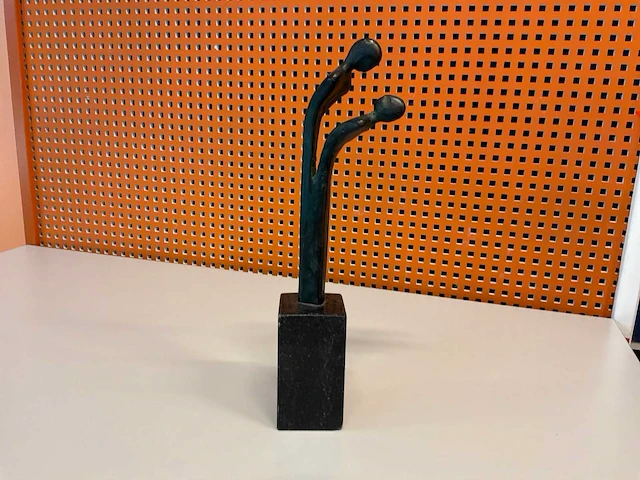 Sculptuur “sjoukje ultzen- bronsfiguur nr.42” - afbeelding 4 van  7