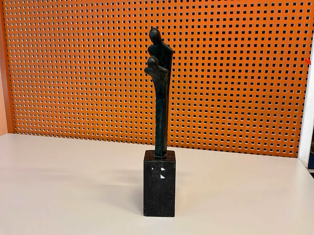 Sculptuur “sjoukje ultzen- bronsfiguur nr.42” - afbeelding 5 van  7