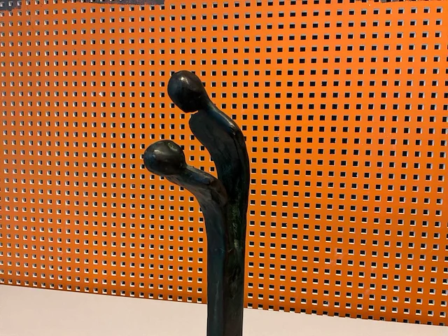 Sculptuur “sjoukje ultzen- bronsfiguur nr.42” - afbeelding 6 van  7