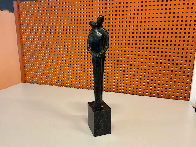 Sculptuur “sjoukje ultzen- bronsfiguur nr.69” - afbeelding 1 van  7
