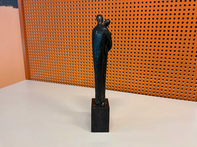 Sculptuur “sjoukje ultzen- bronsfiguur nr.69” - afbeelding 3 van  7