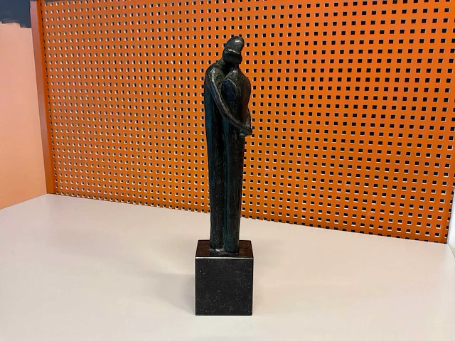 Sculptuur “sjoukje ultzen- bronsfiguur nr.69” - afbeelding 4 van  7