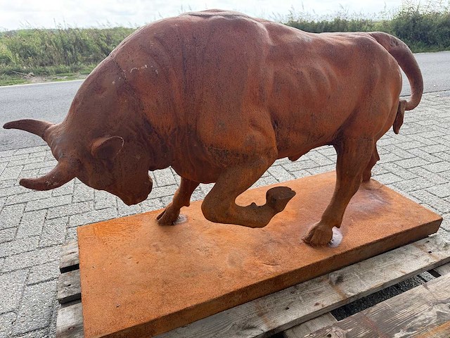 Sculptuur stier op plateau - afbeelding 1 van  2