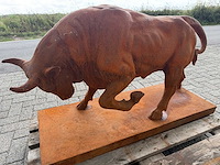 Sculptuur stier op plateau - afbeelding 1 van  2