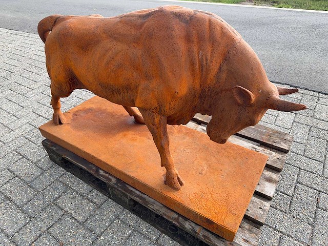 Sculptuur stier op plateau - afbeelding 2 van  2