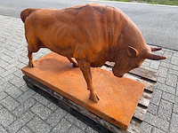 Sculptuur stier op plateau - afbeelding 2 van  2