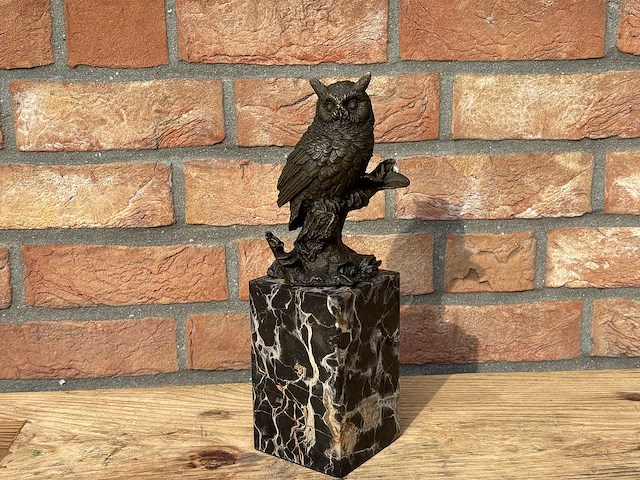 Sculptuur uil op tak - afbeelding 1 van  2