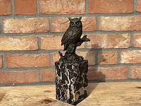 Sculptuur uil op tak - afbeelding 1 van  2