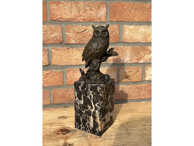 Sculptuur uil op tak - afbeelding 2 van  2