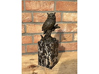 Sculptuur uil op tak - afbeelding 2 van  2