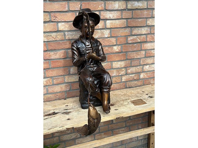 Sculptuur vissende man met engel - afbeelding 1 van  4