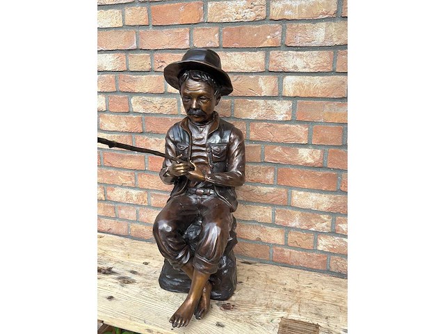 Sculptuur vissende man met engel - afbeelding 4 van  4