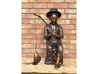 Sculptuur vissende man met engel - afbeelding 2 van  4