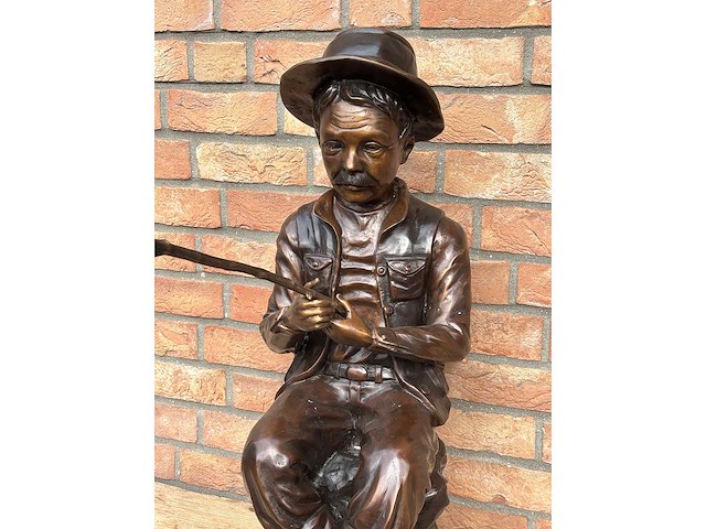 Sculptuur vissende man met engel - afbeelding 3 van  4