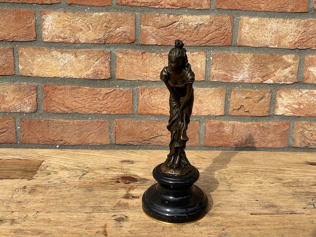 Sculptuur vrouw 25 cm hoog - afbeelding 1 van  2