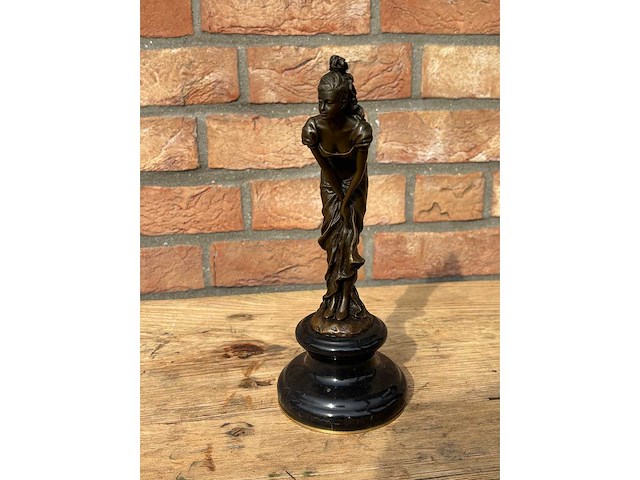 Sculptuur vrouw 25 cm hoog - afbeelding 2 van  2